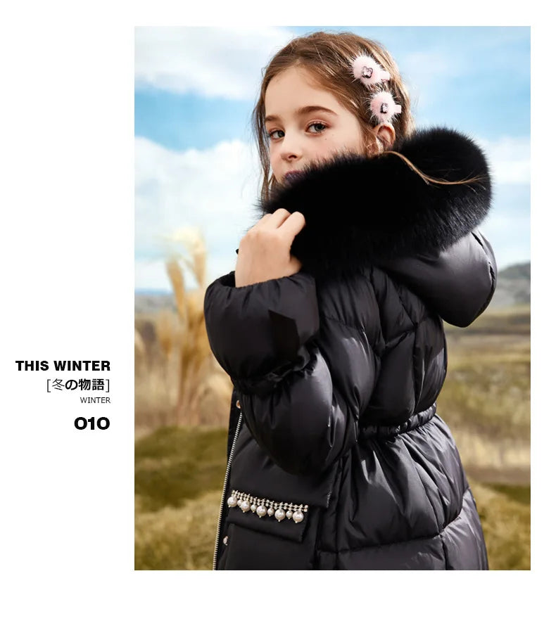 Capuche duveteuse d'un manteau d'hiver pour enfant