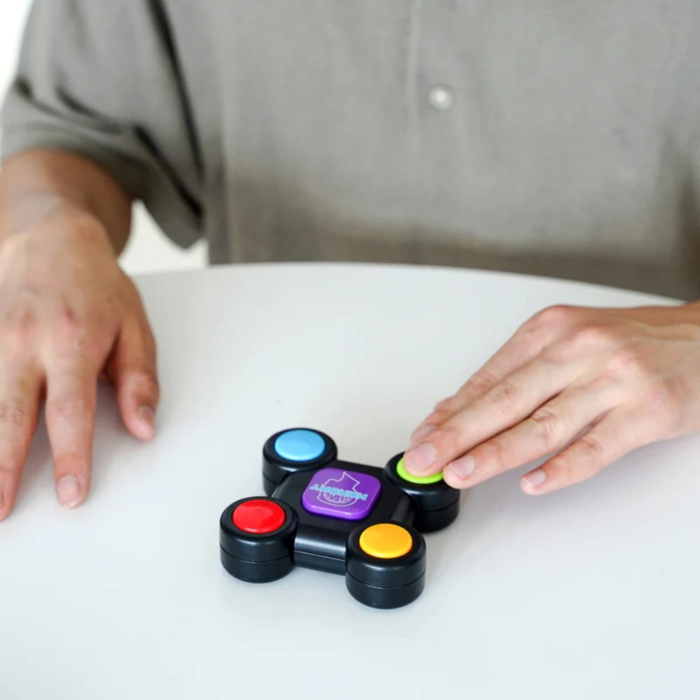 Gros plan sur les boutons lumineux du jeu de mémoire