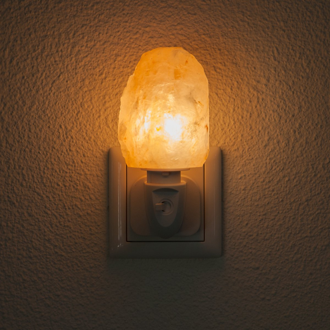 Gros plan sur la texture cristalline de la lampe en sel