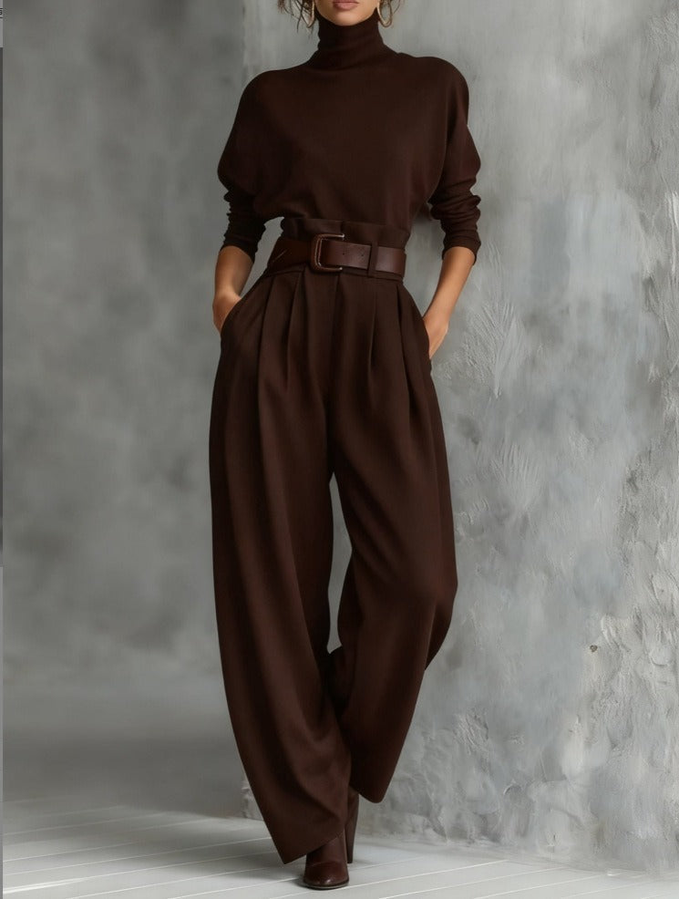 Zoom sur le pantalon droit, coupe flatteuse et moderne