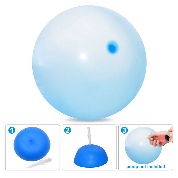 Enfant grimpant sur une balle gonflable dans le jardin