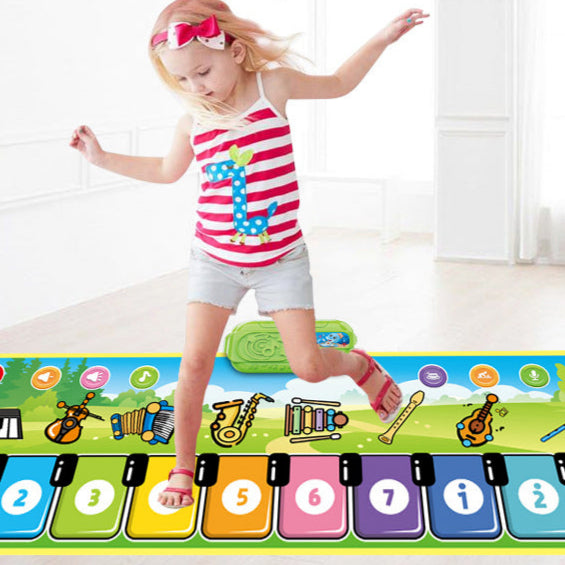 Deux enfants dansant sur un tapis piano avec motifs ludiques