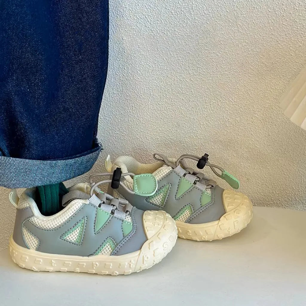 Vue arrière des baskets enfant avec fermeture Velcro