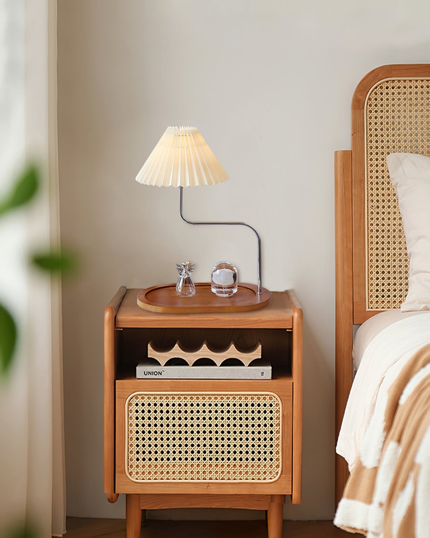 Lampe élégante avec design épuré sur une table