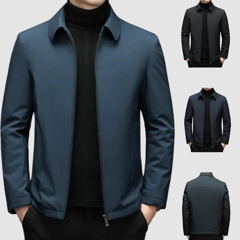 Homme en manteau bleu foncé, style décontracté