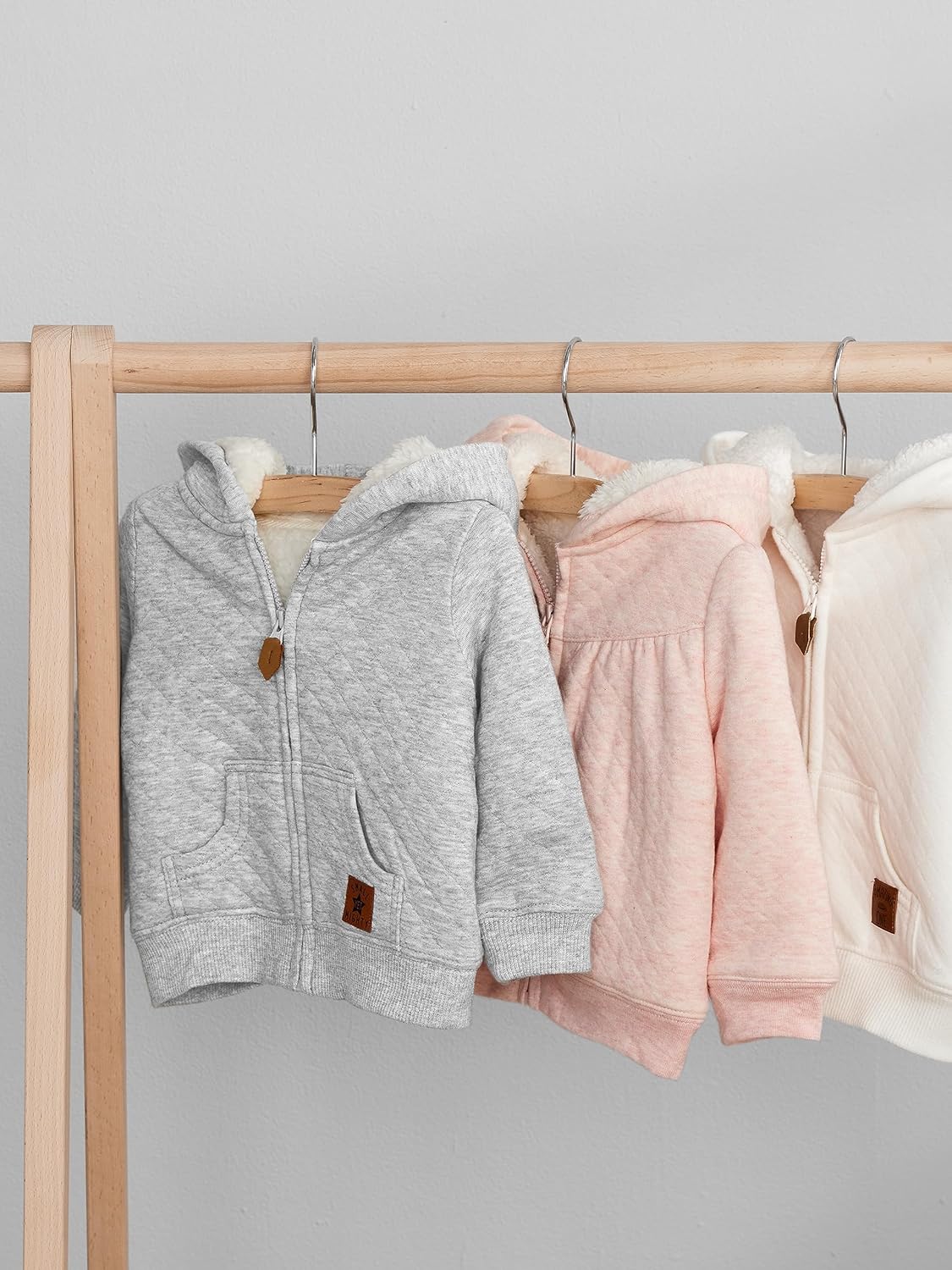 Gros plan sur la doublure en sherpa du pull bébé