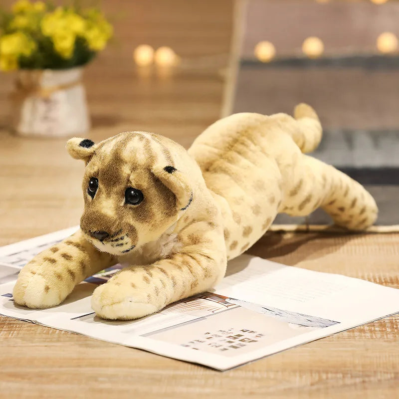 Tigre en peluche avec fourrure douce sur un fauteuil
