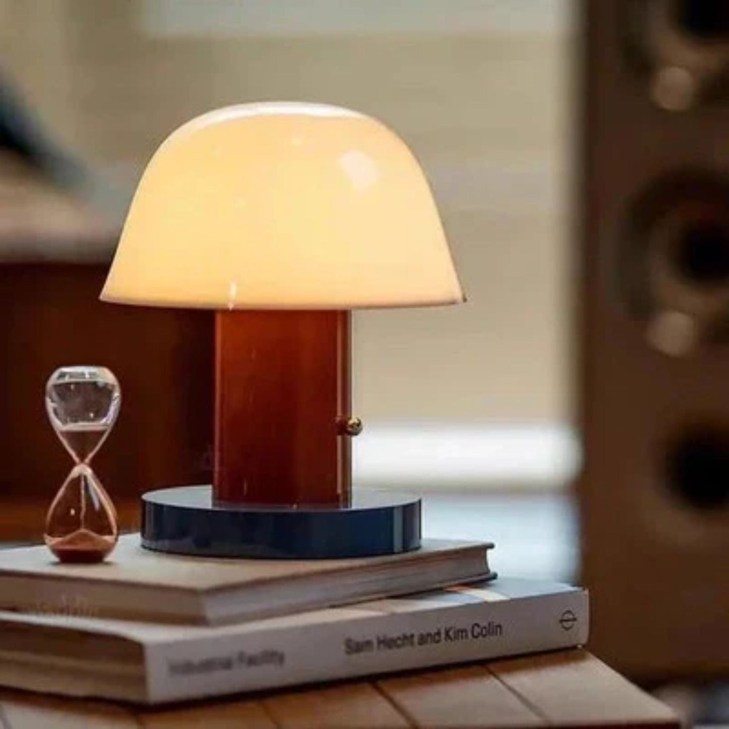Lampe posée dans une chambre d'enfant