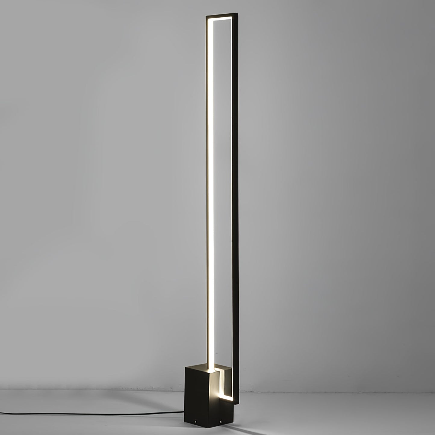 Lampadaire LED éclairant un bureau moderne