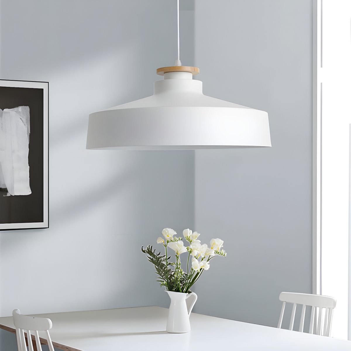 Vue en contre-plongée de la lampe suspendue contemporaine