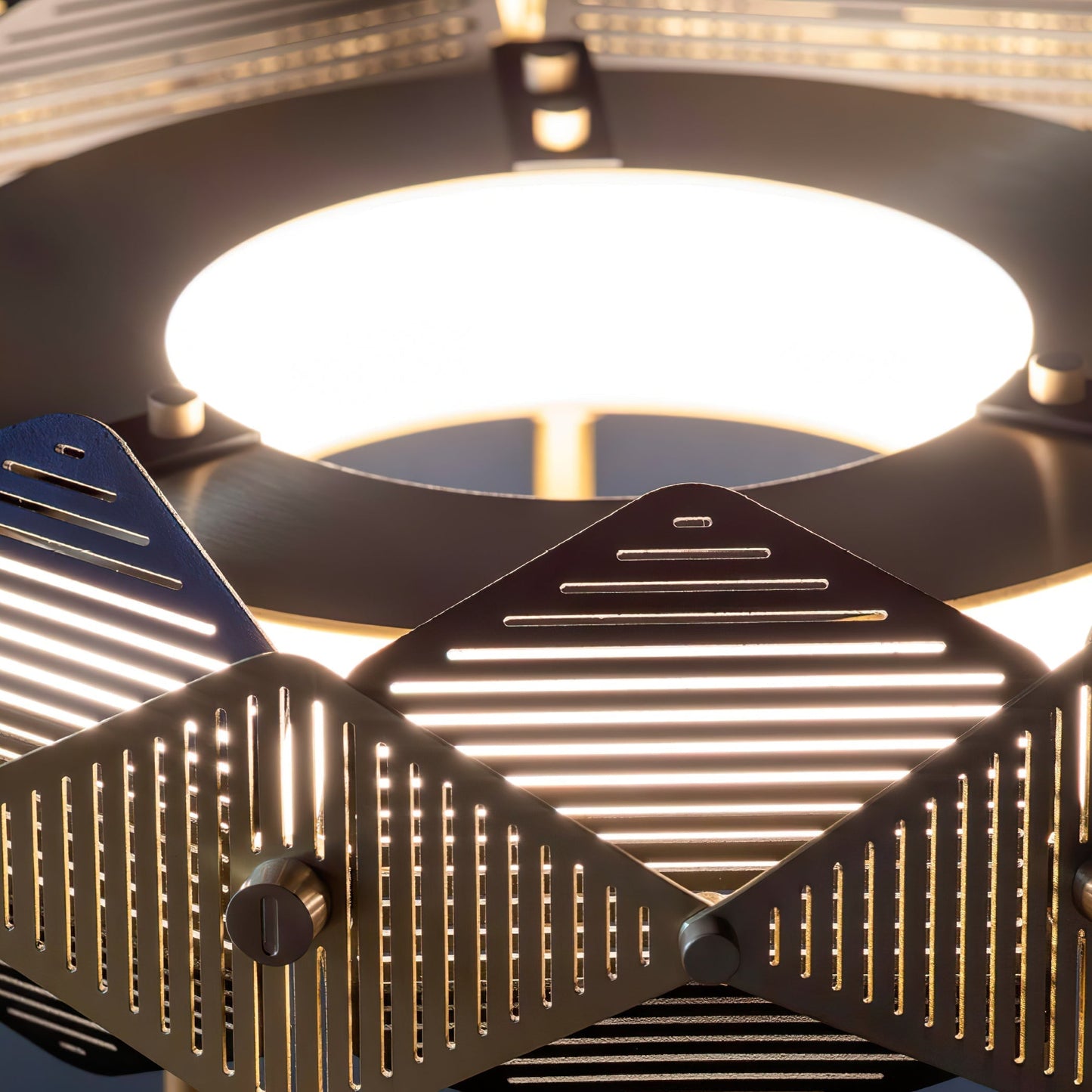 Structure en métal et acrylique avec lumière émanant de l'anneau central