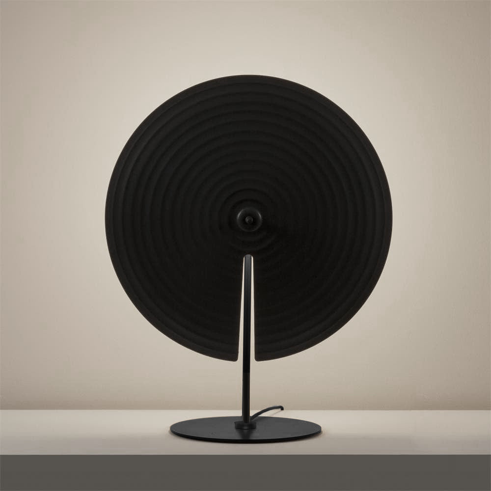 Lampe de table avec lumière tamisée, créant une atmosphère chaleureuse