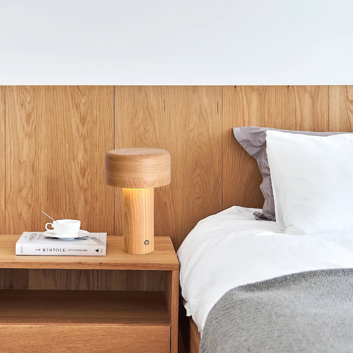 Lampe éteinte soulignant la finition en bois naturel