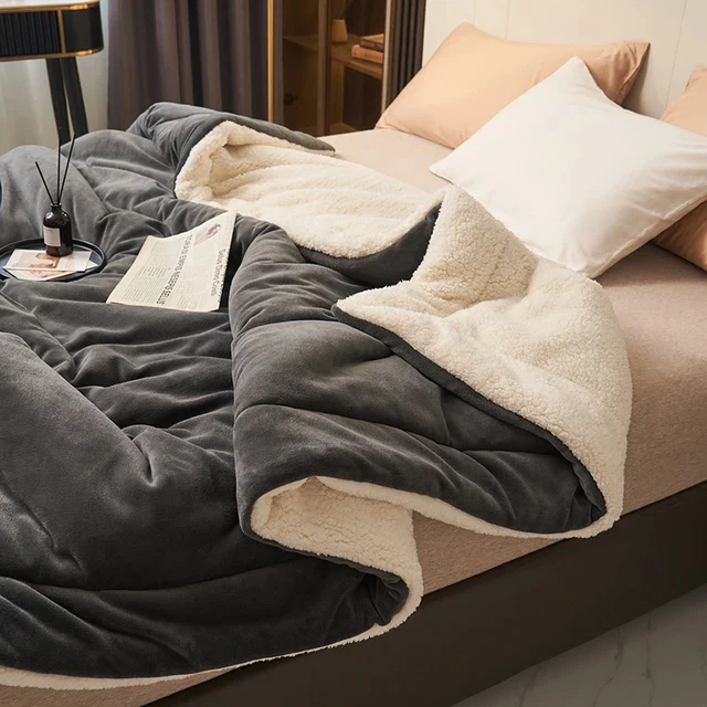 Couverture en flanelle dans une chambre cosy et accueillante