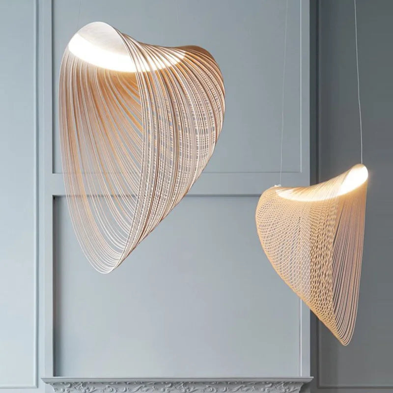 Lampe en bois éclairant un salon contemporain