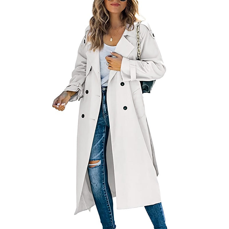 Gros plan sur les boutons du trench long
