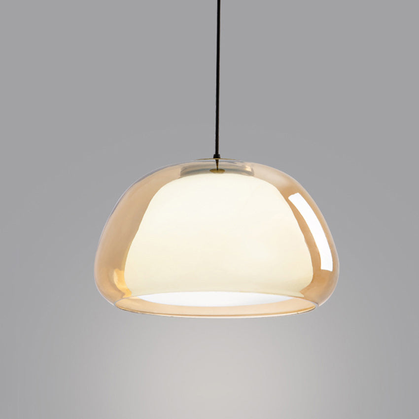 Lampe suspendue moderne dans un intérieur minimaliste et lumineux