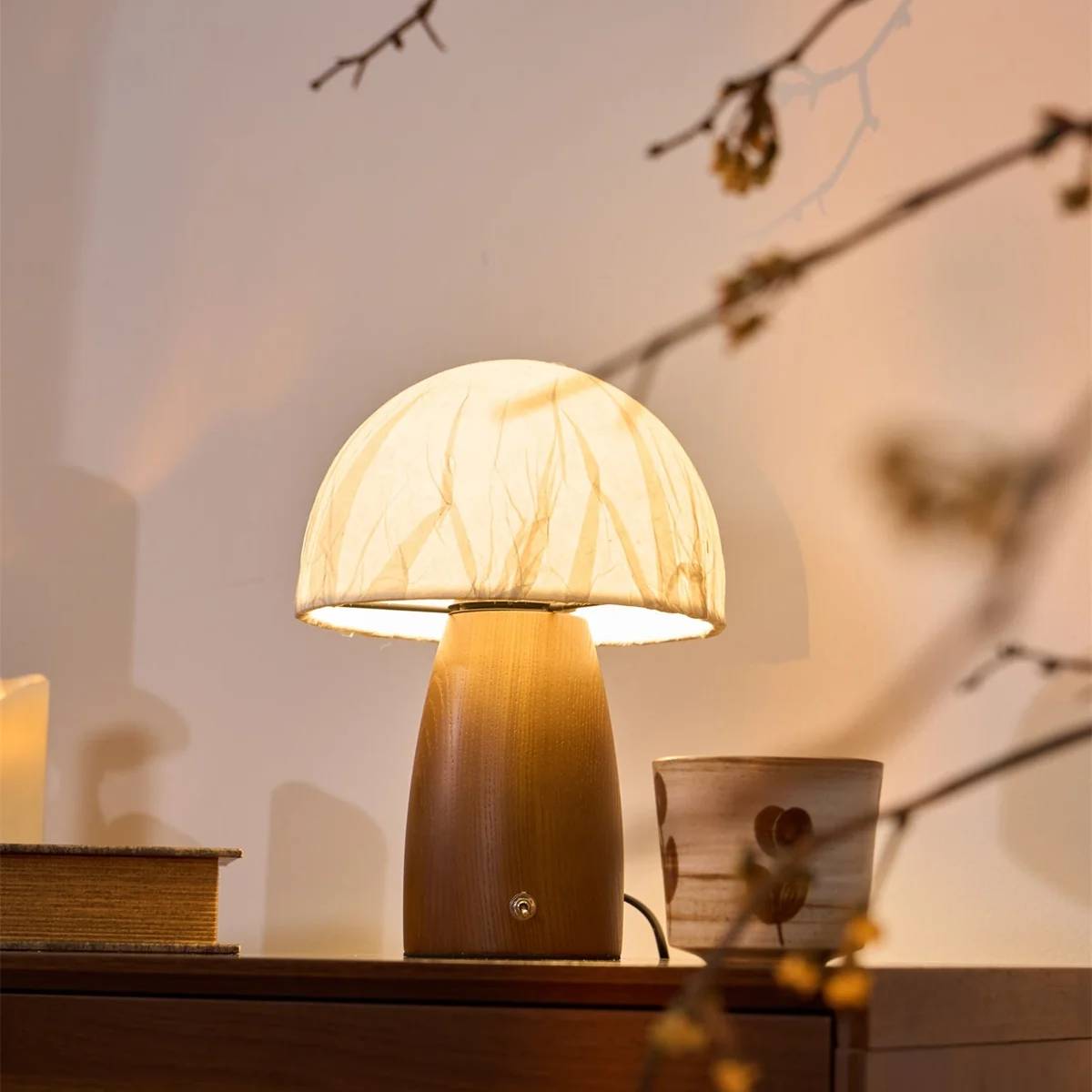 Lampe sur table de chevet, ambiance cosy nocturne