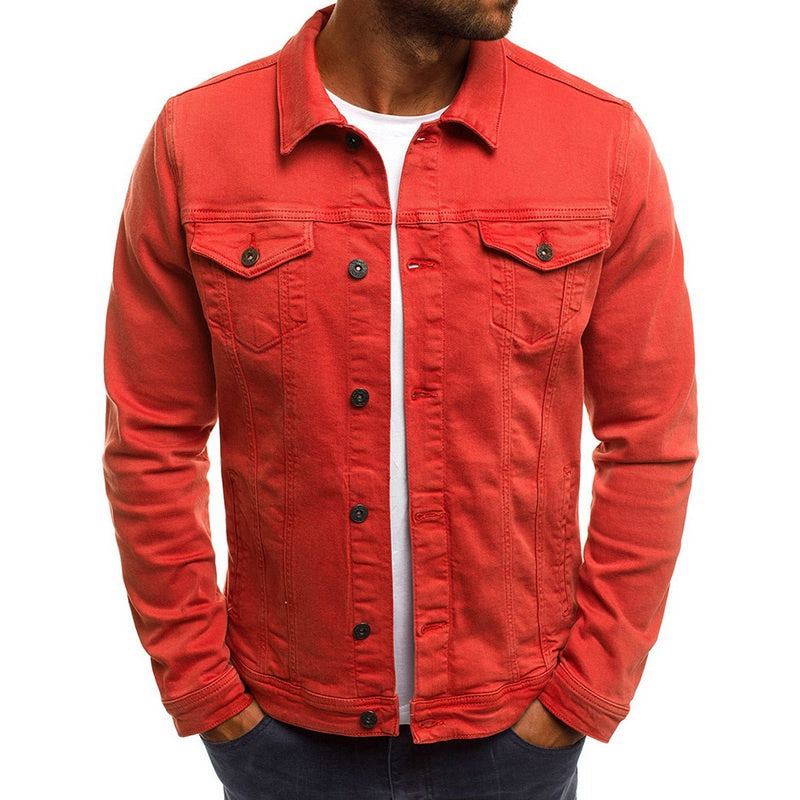 Homme portant la veste en jean avec des jeans foncés