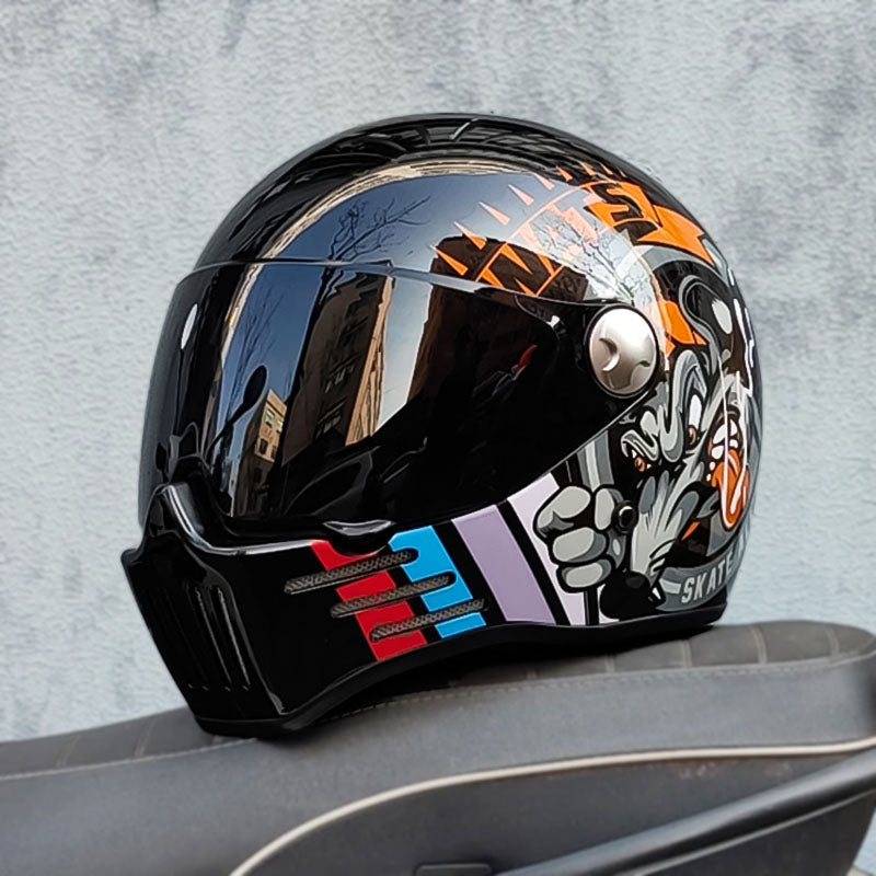 Casque intégral noir, détails des coutures et finitions