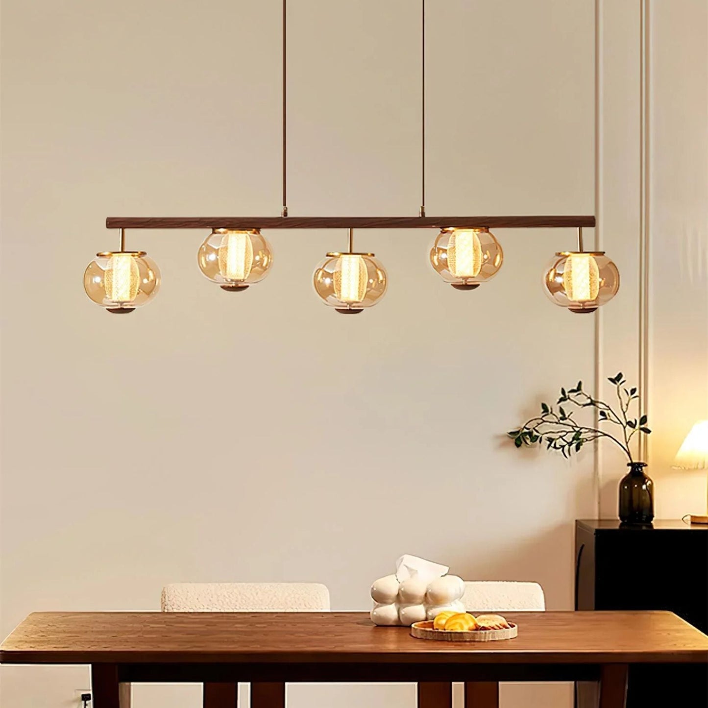 Vue latérale montrant les accents métalliques raffinés de la lampe