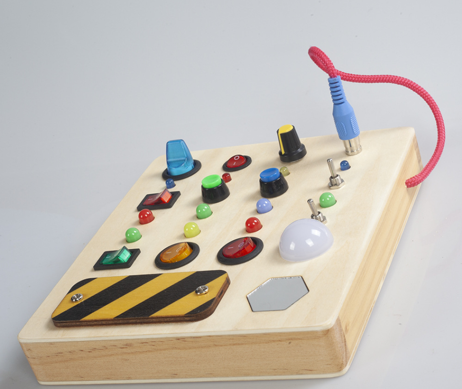 Enfant jouant avec un tableau d'activités Montessori interactif
