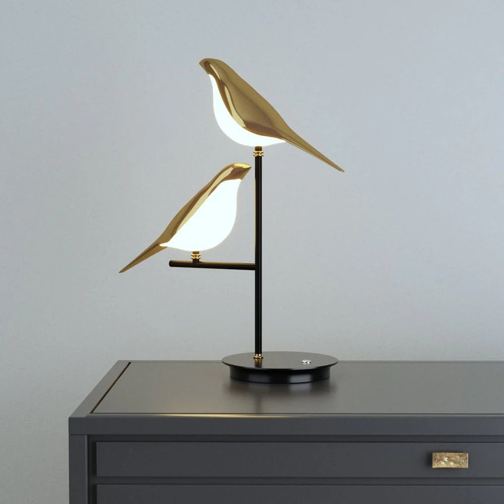 Lampe sur une table, intégrée dans un décor moderne