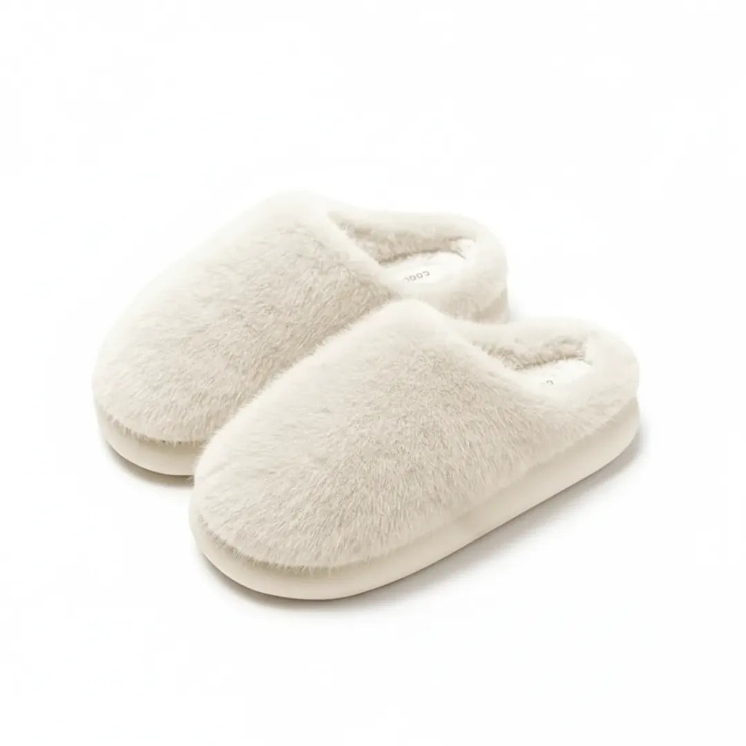 Chaussons en peluche avec détails de couture visibles