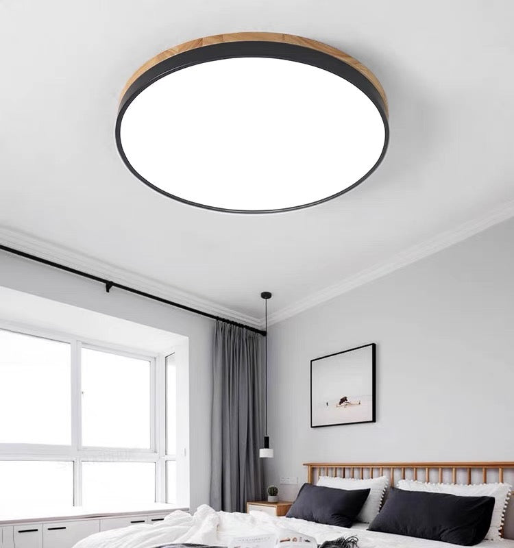 Lampe de plafond avec finition bois et détails verts