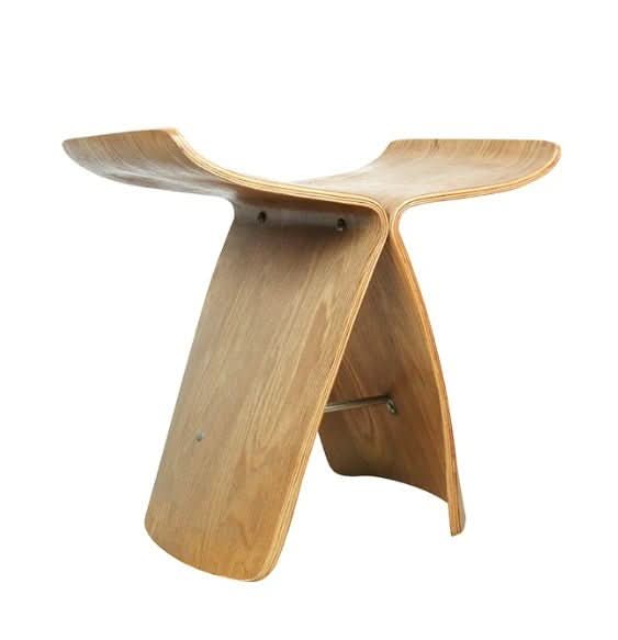 Banc en bois massif placé dans un salon épuré