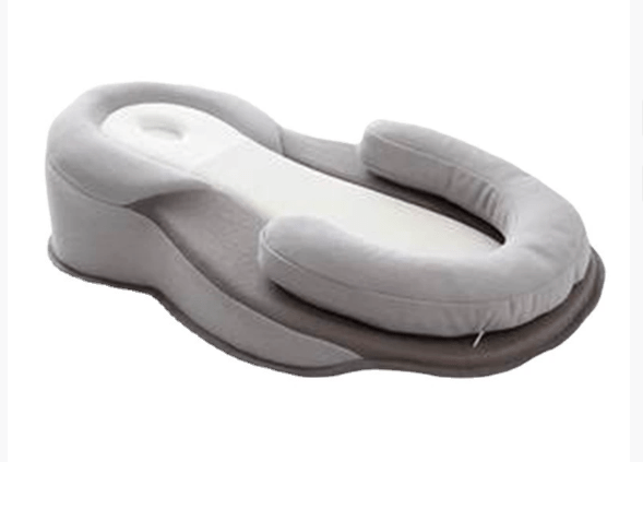 Oreiller marron avec design plat pour confort de sommeil