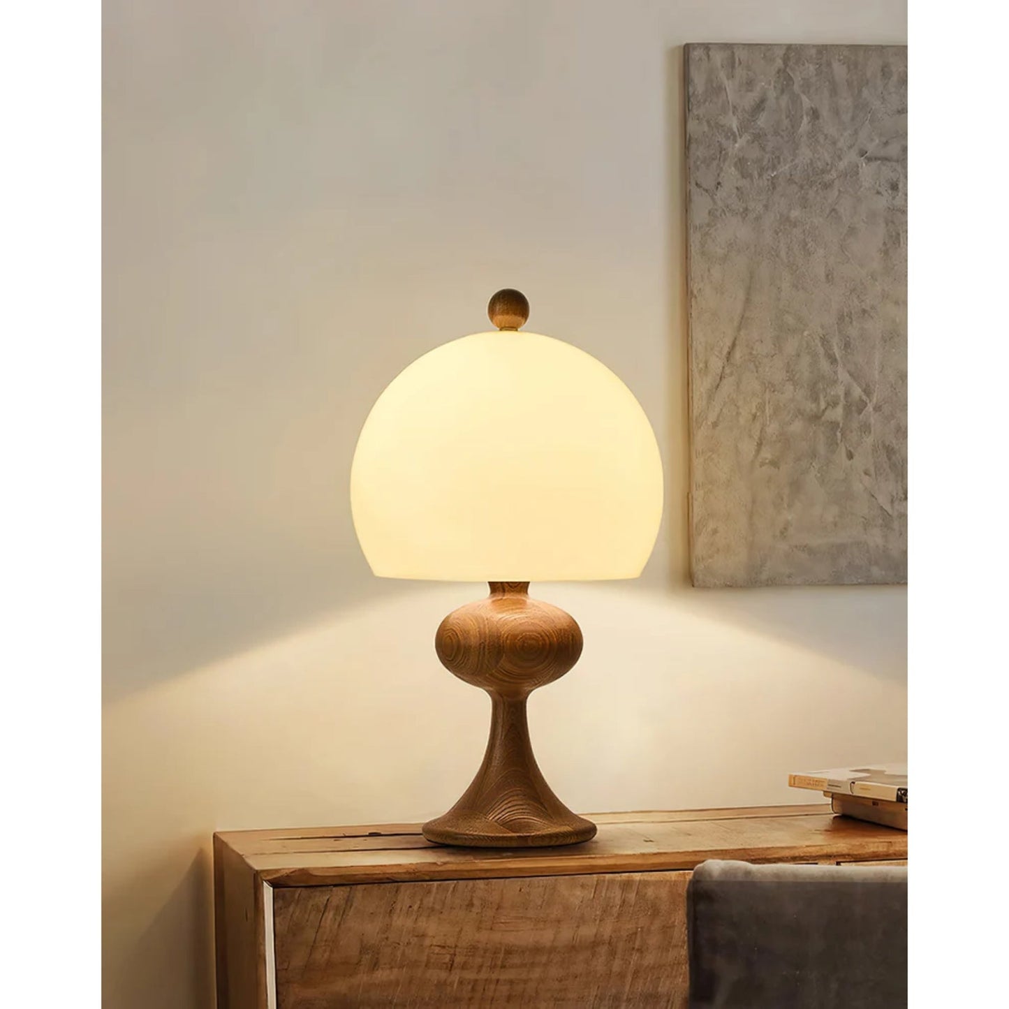 Lampe intégrée dans un intérieur classique, créant une ambiance cosy