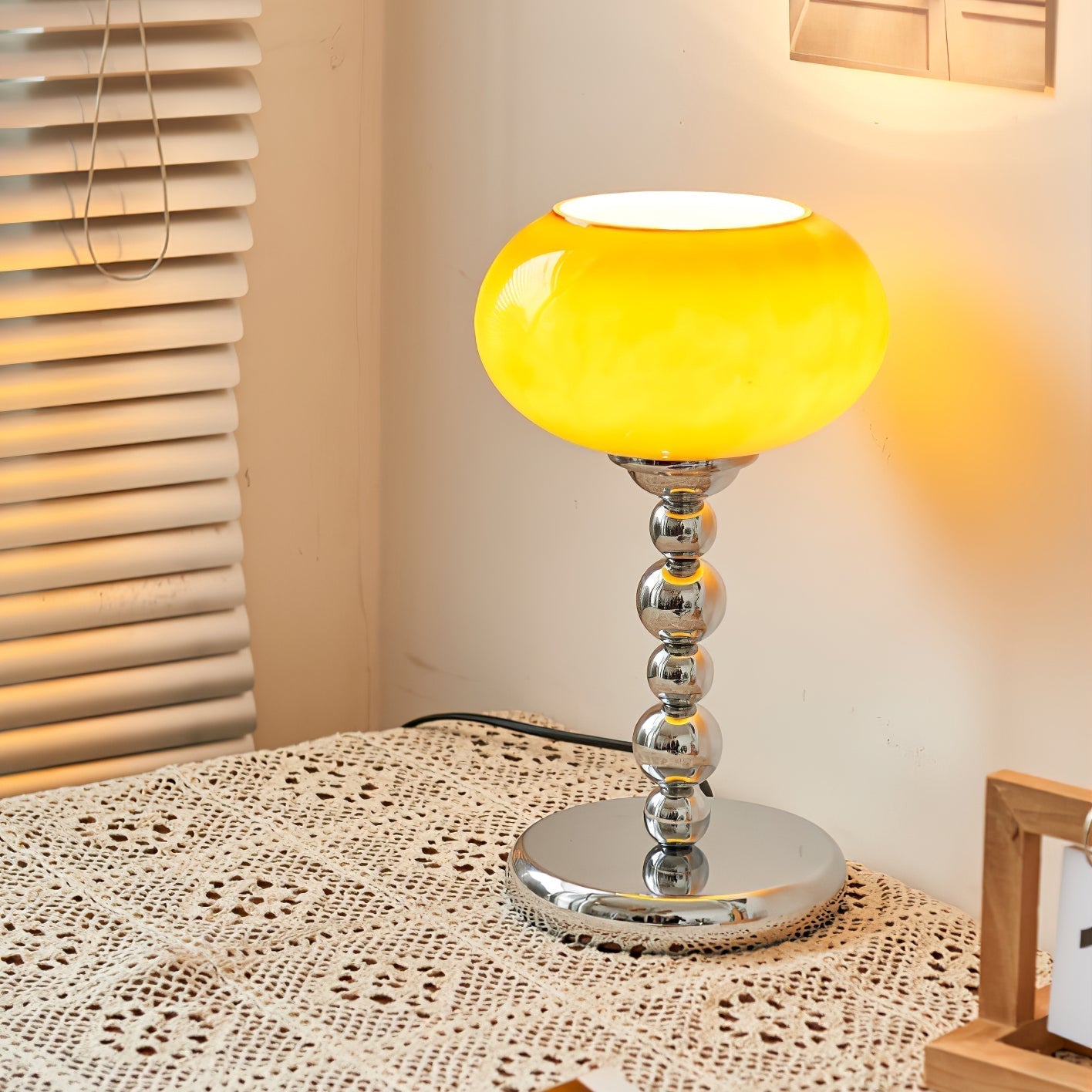 Vue latérale de la lampe montrant sa silhouette élégante