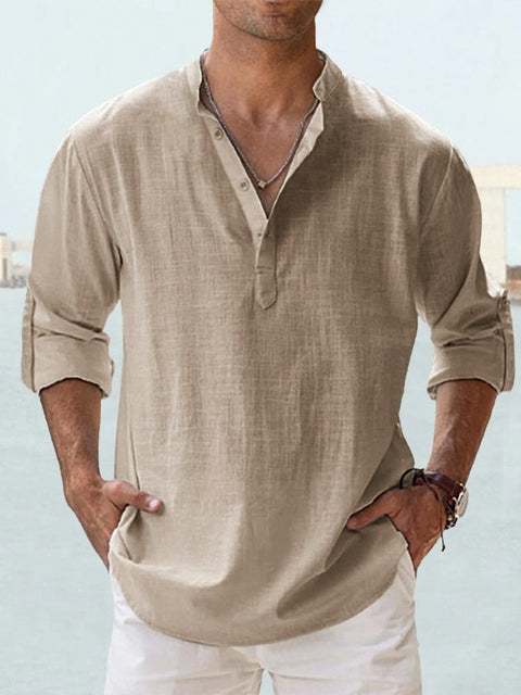 Homme marchant sur la plage, chemise en lin fluide