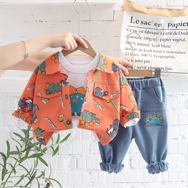 Ensemble pyjama plié sur une étagère