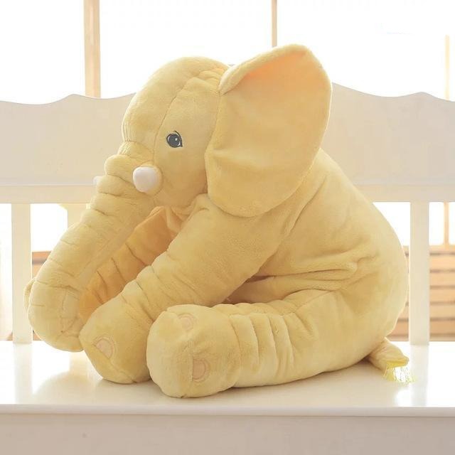 Coussin éléphant en peluche dans une chambre d'enfant colorée