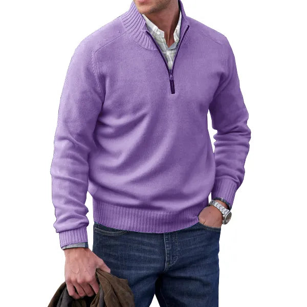 Homme assis portant le pull noir, ambiance élégante