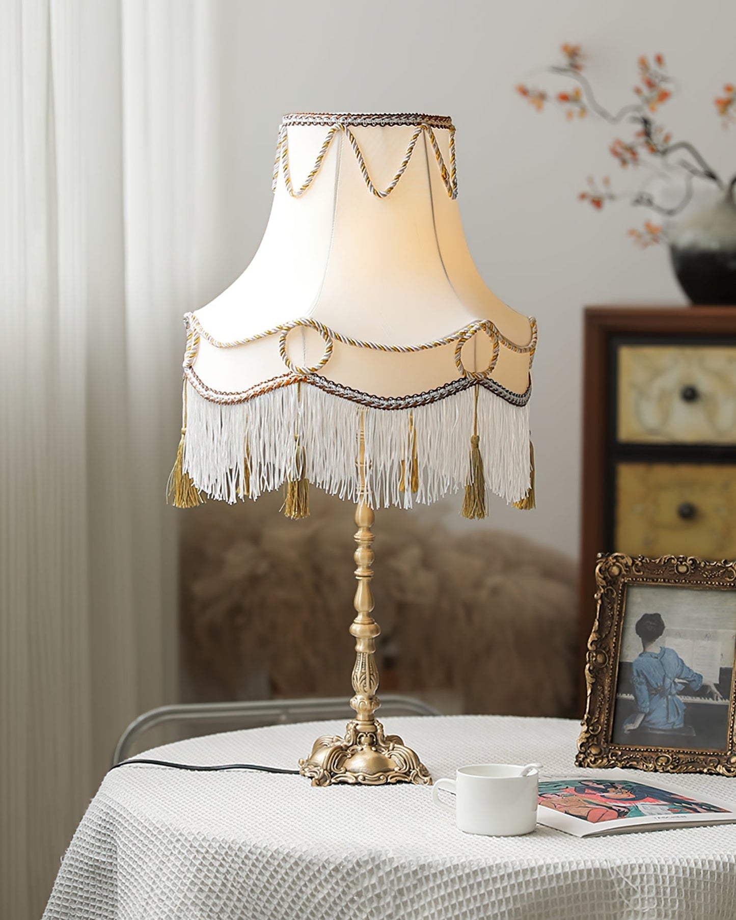 Détail du sommet de la lampe avec finitions dorées raffinées