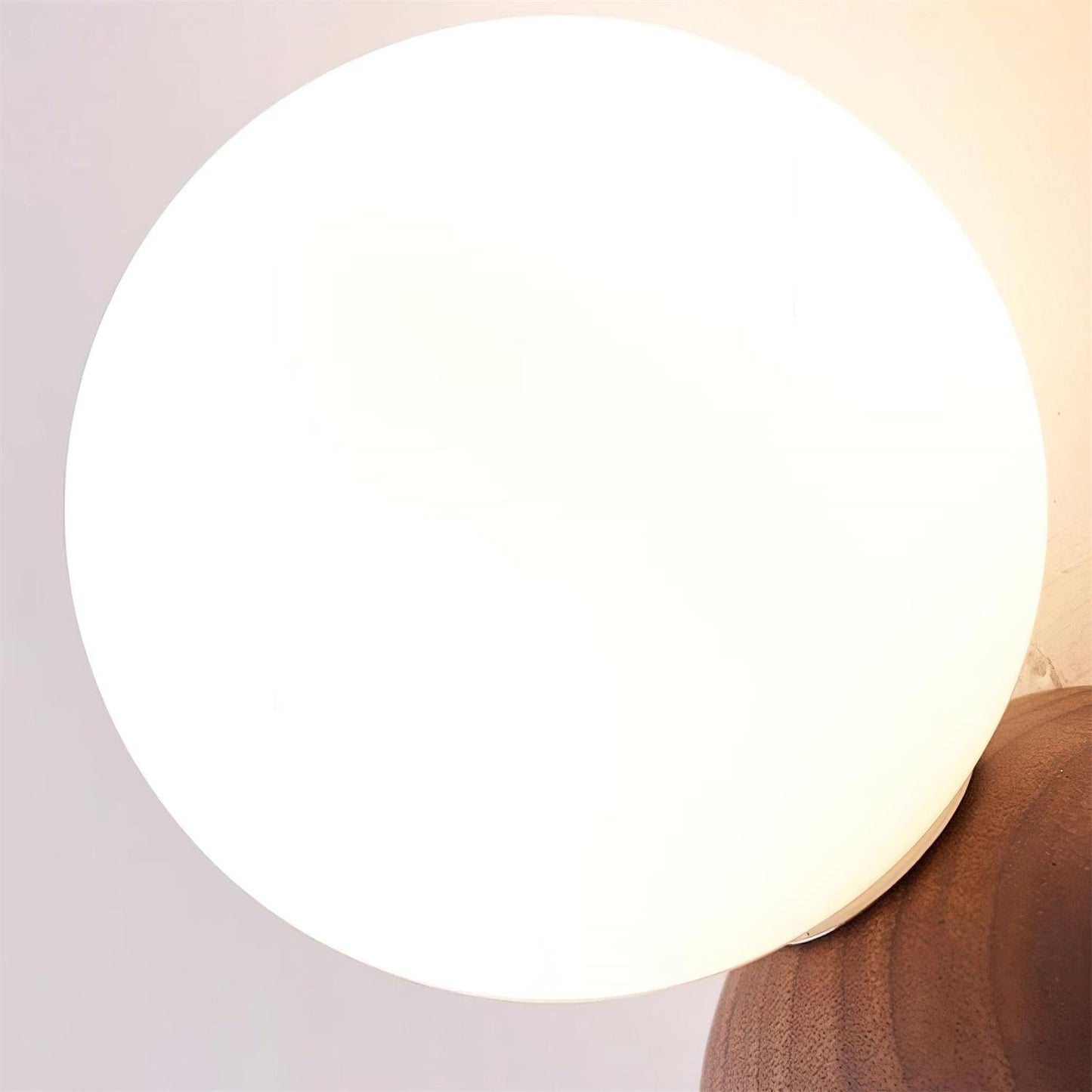 Vue de côté de l'applique avec son cadre en bois