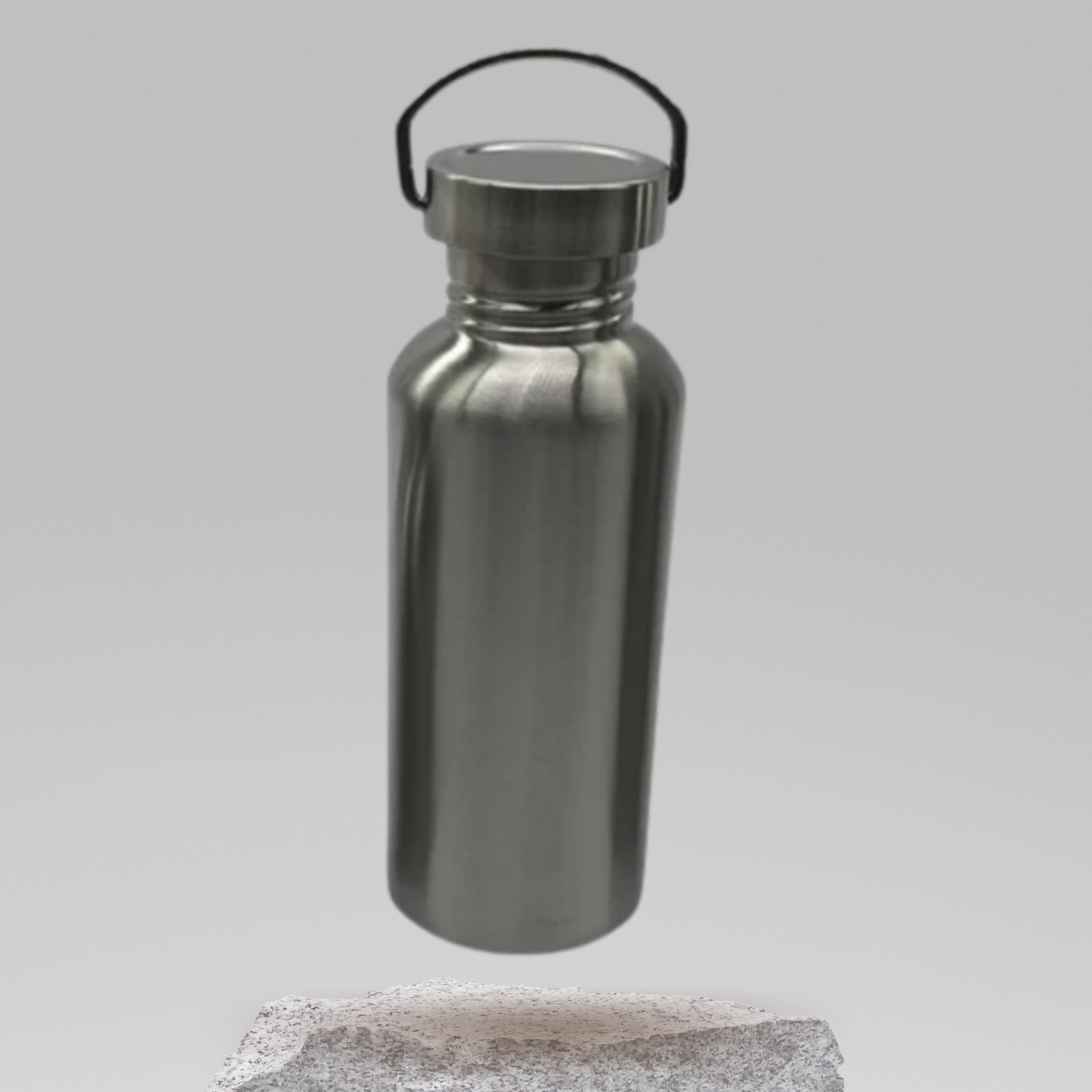 Gourde en acier inoxydable posée sur une surface en bois
