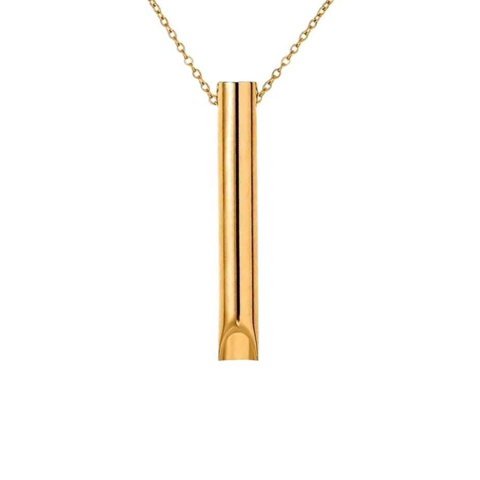 Collier élégant posé sur une surface en bois