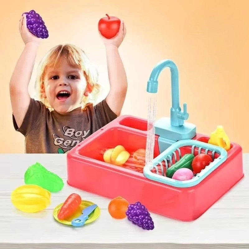 Enfant jouant avec le robinet et les légumes en plastique