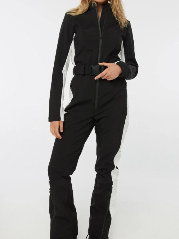 Femme en tenue de ski chic avec ceinture ajustable