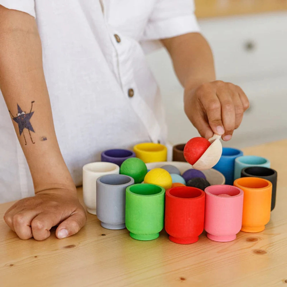 Vue rapprochée des tasses assorties et balles colorées