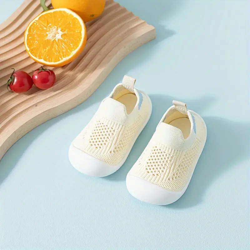 Baskets enfant minimalistes, couleur jaune, vue de dessus