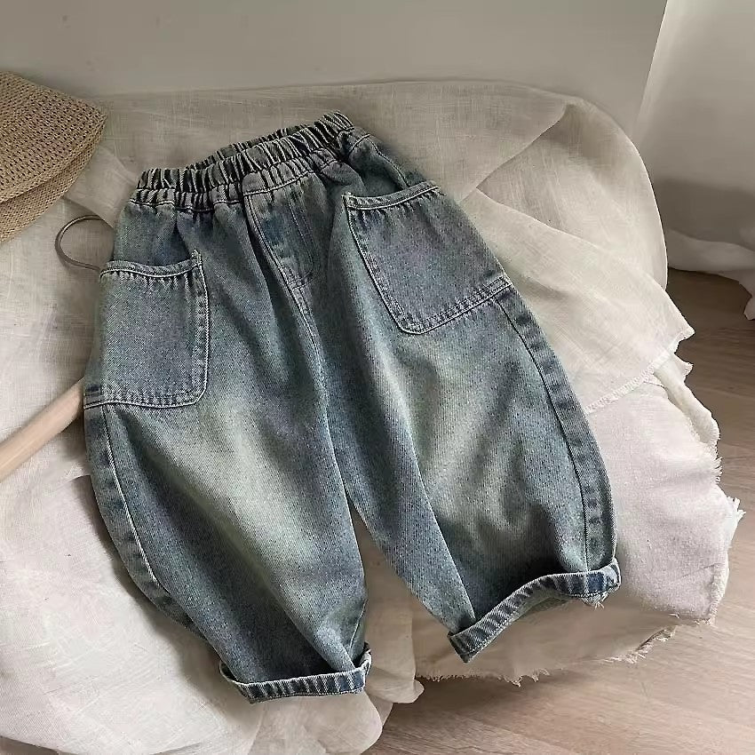 Gros plan sur l'imprimé vide des jeans enfant
