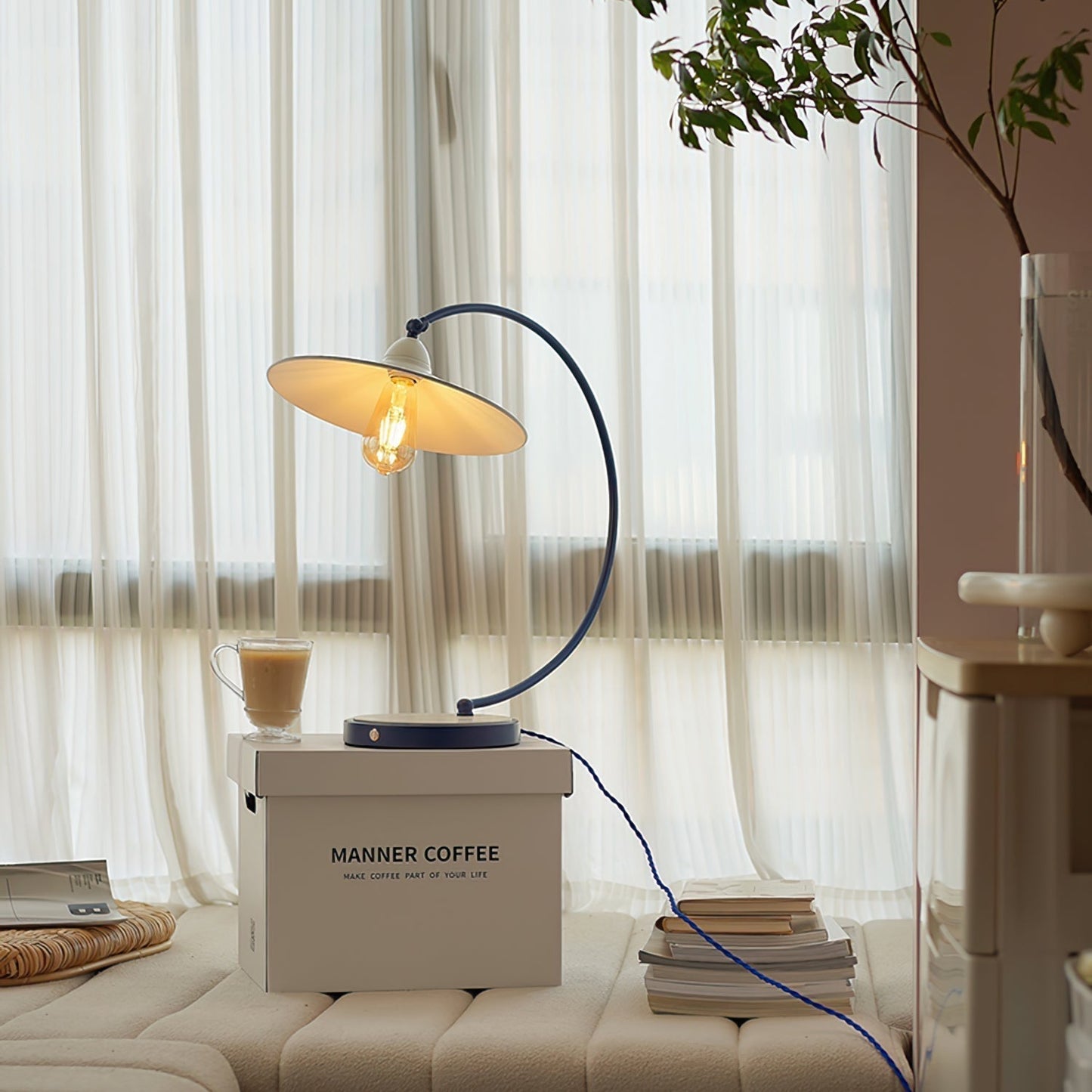 Lampe allumée sur un bureau, créant une ambiance douce