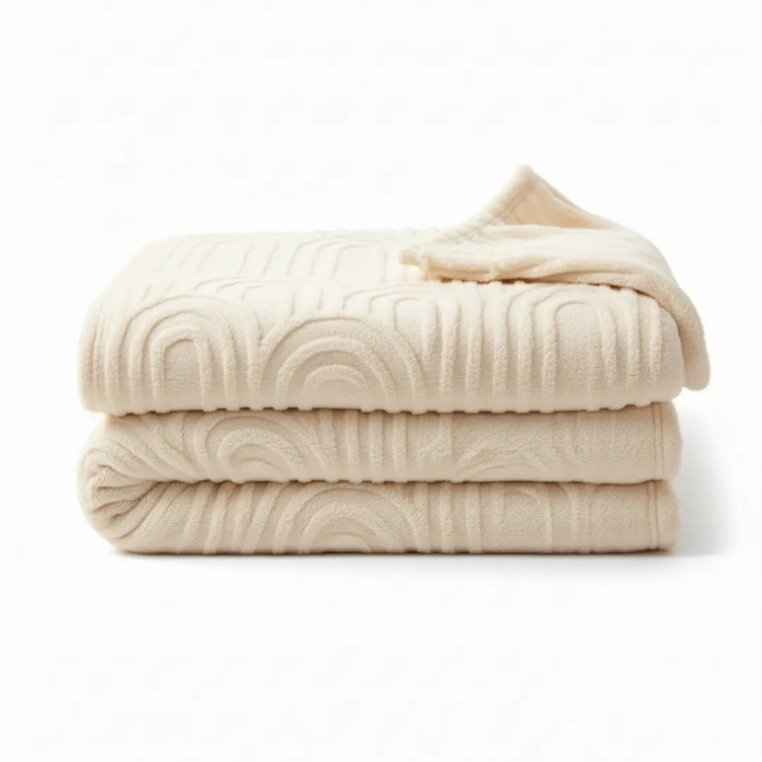 Vue d'ensemble de la couverture en fleece sur un lit, ambiance relaxante