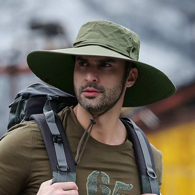 Illustration du chapeau safari beige en contexte d'aventure