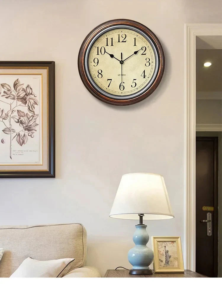 Horloge murale en bois avec cadran classique et aiguilles noires